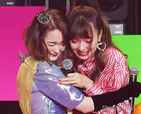 「ViVi」卒業発表の玉城ティナ、八木アリサと涙の抱擁 “やぎたま”の友情にファンも感動<ViVi Night>