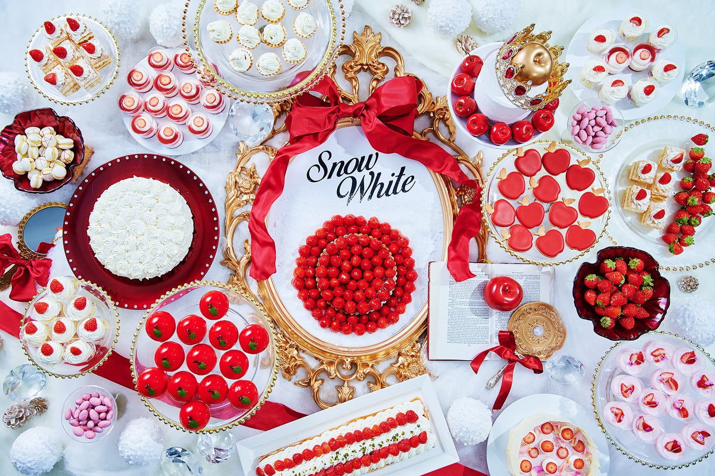 白雪姫の純白の世界×赤い果物のスイーツビュッフェ、インターコンチネンタル東京ベイで開催