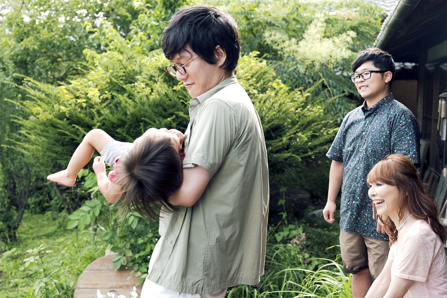 ホストのご家族と戯れるシーンも（C）Airbnb