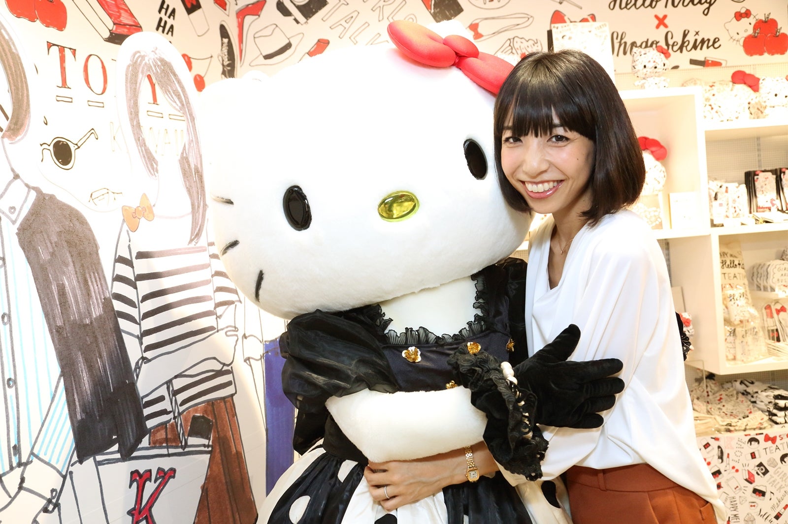 ハローキティと小脇美里氏（画像提供：サンリオ）