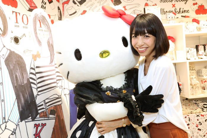 ハローキティと小脇美里氏(画像提供:サンリオ)