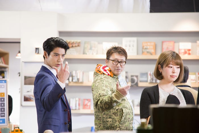 賀来賢人、福田雄一監督/メイキングより(提供写真)