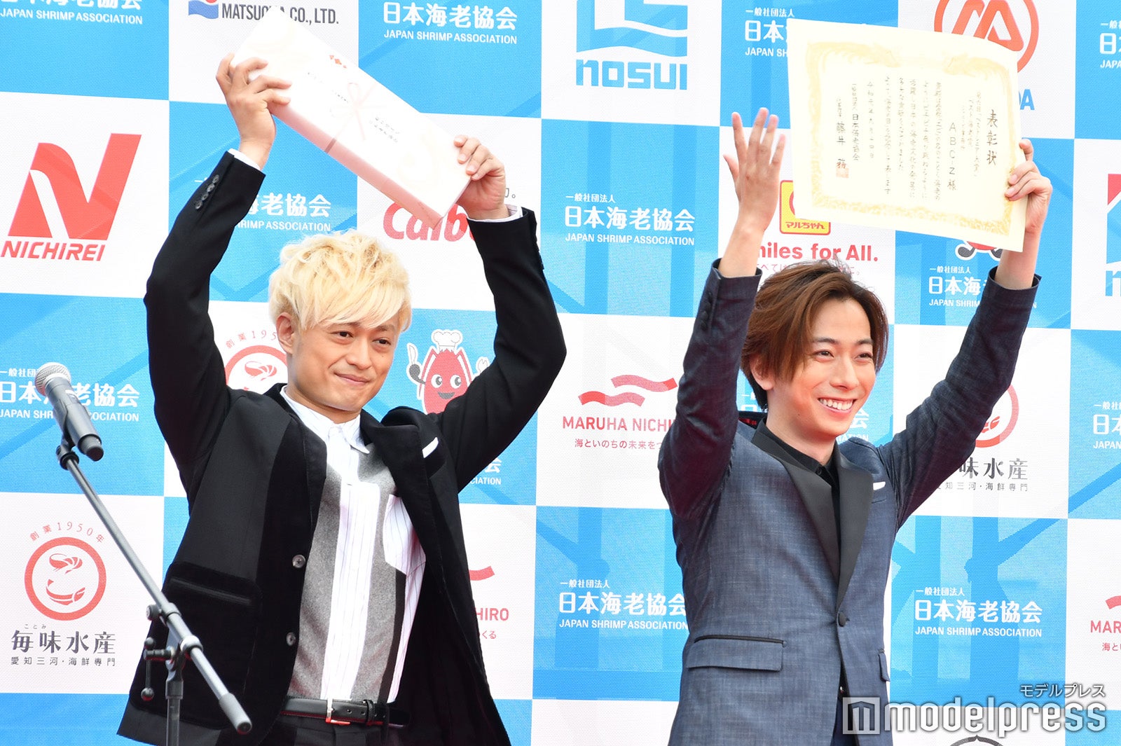 「ベスト海老賞」を受賞し全身で喜びを表現する塚田僚一、河合郁人 （C）モデルプレス