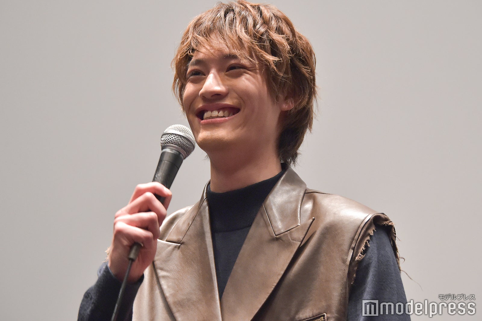 少し緊張気味の上村謙信（C）モデルプレス