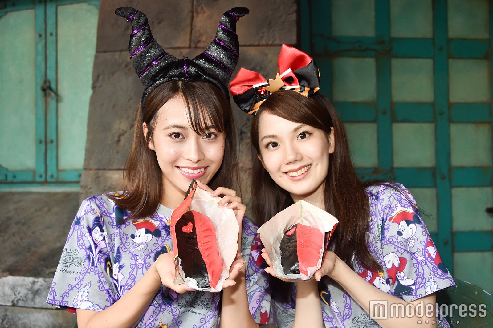 ツートーンギョウザドッグ（1個 ¥550）／モデル：（左から）山本沙樹、松田佳奈子（C）モデルプレス（C）Disney