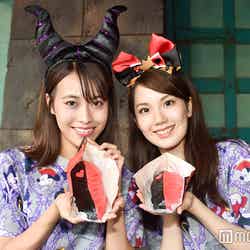ツートーンギョウザドッグ（1個 ¥550）／モデル：（左から）山本沙樹、松田佳奈子（C）モデルプレス（C）Disney