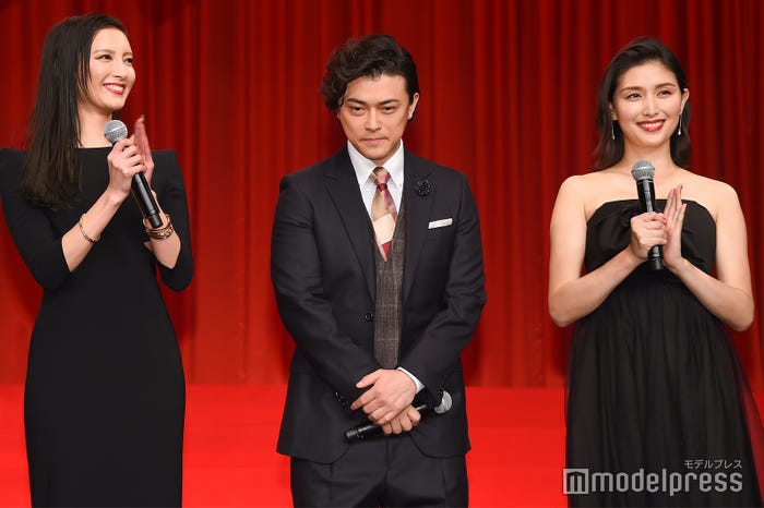 祝福される勝地涼(中央)(C)モデルプレス