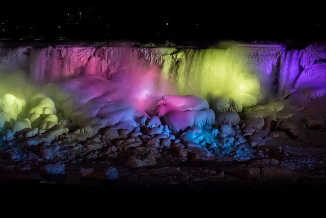 凍てついたナイアガラの滝／Niagara Falls Frozen Illumination by Elvir K