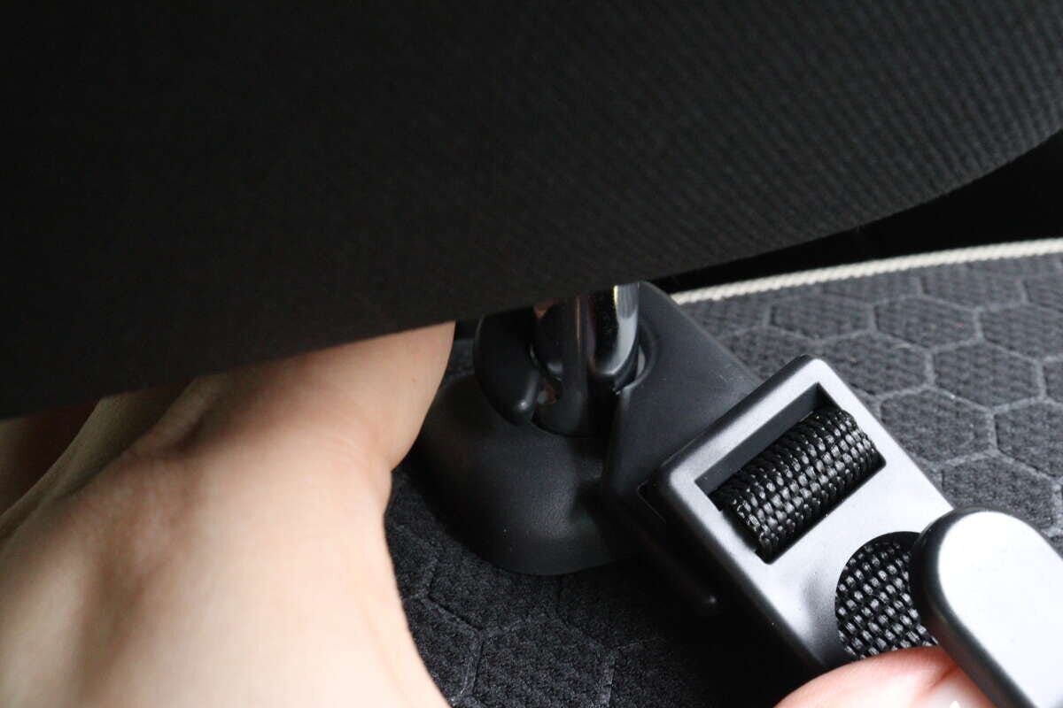 車のヘッドレストのポールにフックを取り付けている様子 車のヘッドレストのポールにフックを取り付けている様子