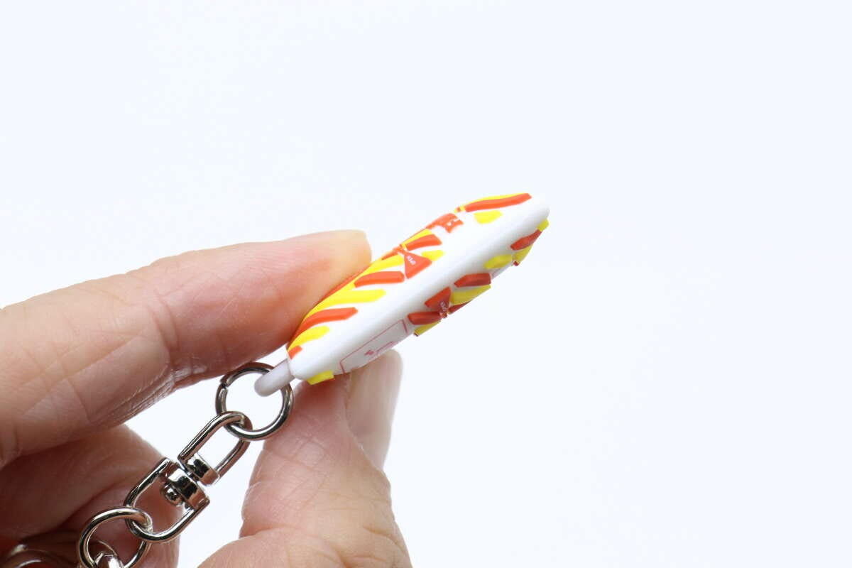 指でファミチキMINIキーホルダーの厚みを確認している