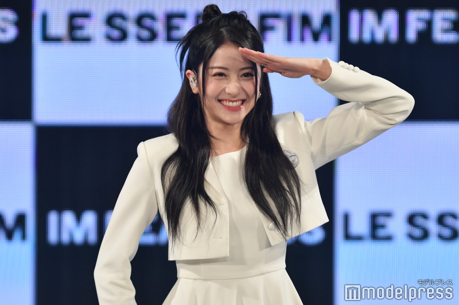 照れつつもポーズを続けるYUNJIN （C）モデルプレス