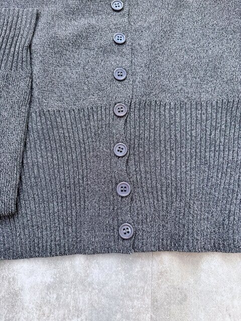 小さめのボタンは割と間隔狭くついているのもポイント 小さめのボタンは割と間隔狭くついているのもポイント