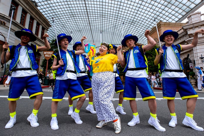 パレードを盛り上げる「クール・クルー」と共に登場した渡辺直美／画像提供：ユニバーサル・スタジオ・ジャパン