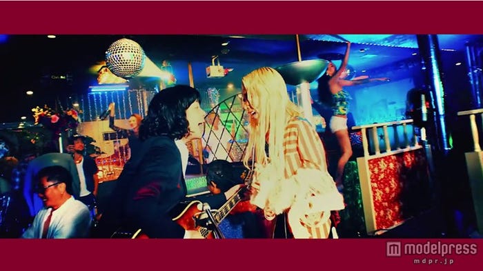 向かい合って歌う2人/加藤ミリヤ&峯田和伸「ピース オブ ケイク―愛を叫ぼう― feat. 峯田和伸」MVより
