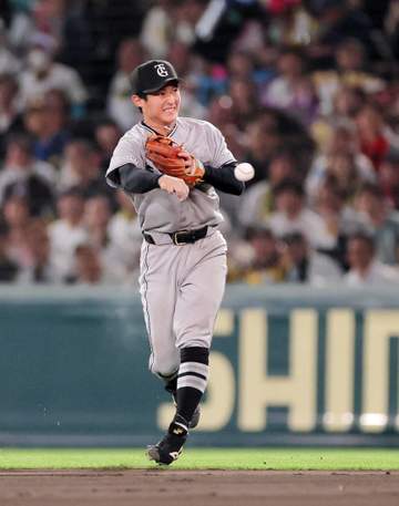 巨人・浦田が好守備連発 四回は森下のライナーをジャンプして好捕 甲子園に歓声とため息交錯 初回は近本のゴロを横っ跳びのビッグプレー