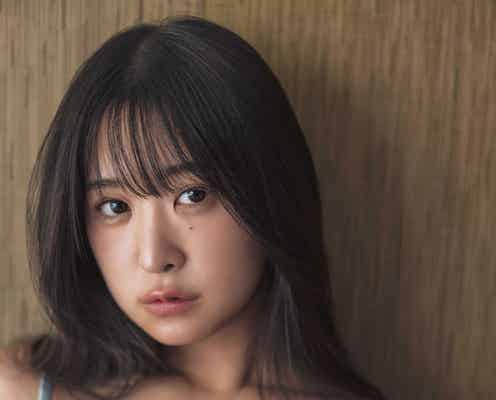 真島なおみ、ランジェリーのホック外し“本気の誘惑” 刺激的な1st写真集表紙解禁<Swamped>
