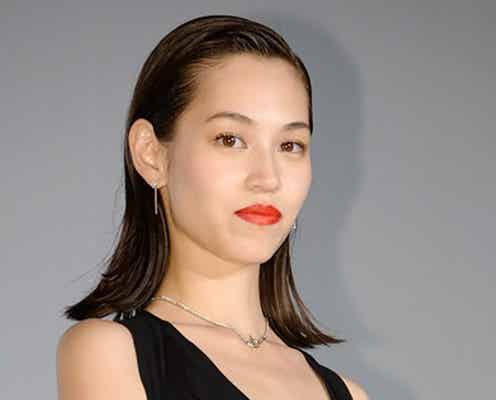 水原希子、胸元ざっくりSEXYドレスに共演者がツッコミ「横目で…」
