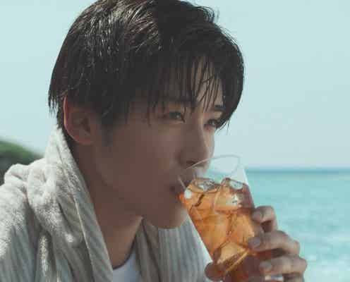 Snow Man目黒蓮、海辺で“濡れ髪”姿披露 中条あやみはサーフボード乗りこなす