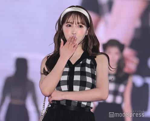 三上悠亜、ノースリーブでほっそり二の腕チラリ キュートなファッションで魅了<関西コレクション 2023 S/S>