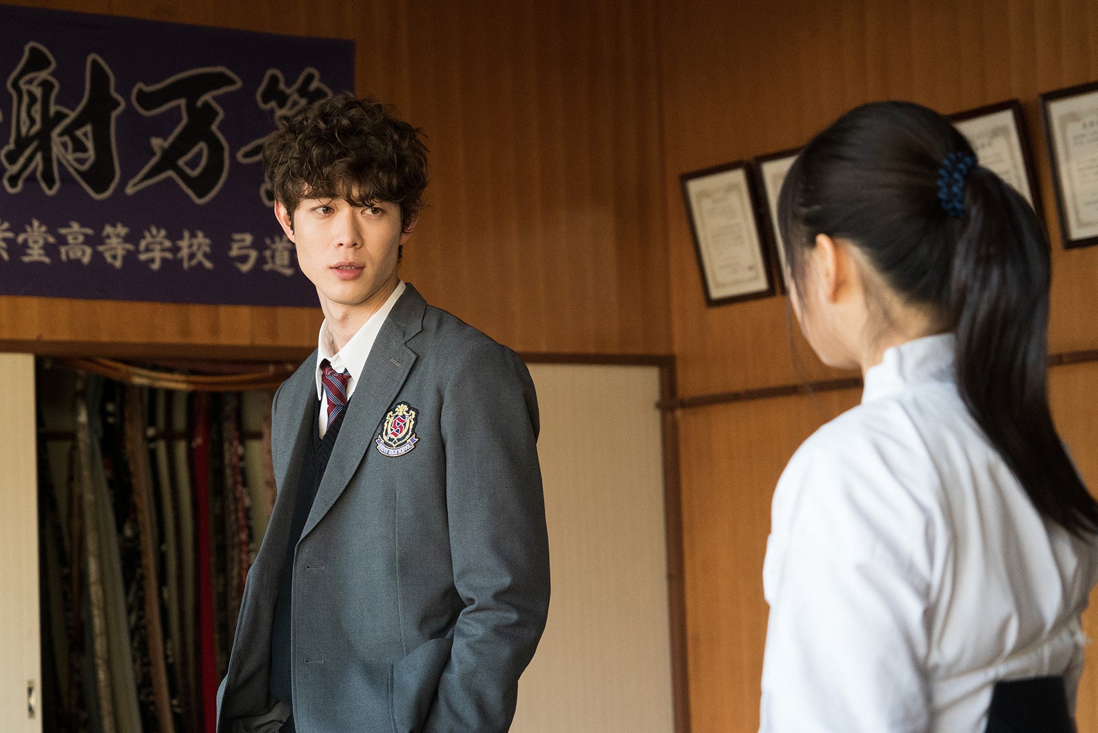 宮沢氷魚、桜井日奈子／「僕の初恋をキミに捧ぐ」第2話より（C）テレビ朝日