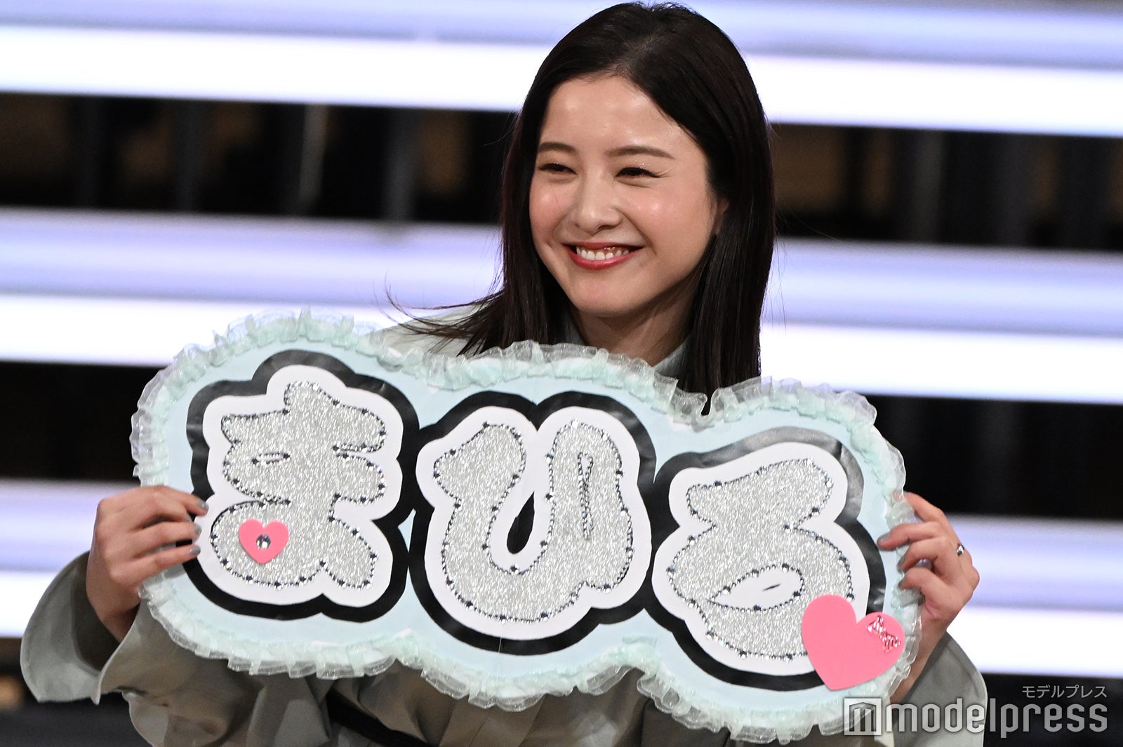 ネームボードを嬉しそうに掲げる吉高由里子（C）モデルプレス