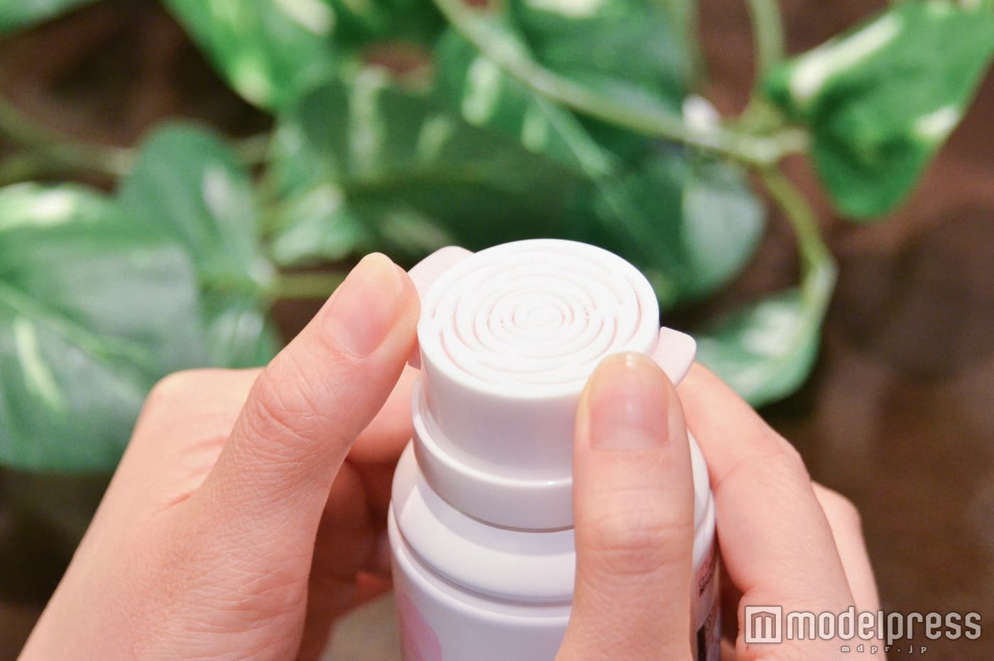 軽く振ったら両手でプッシュ(C)モデルプレス