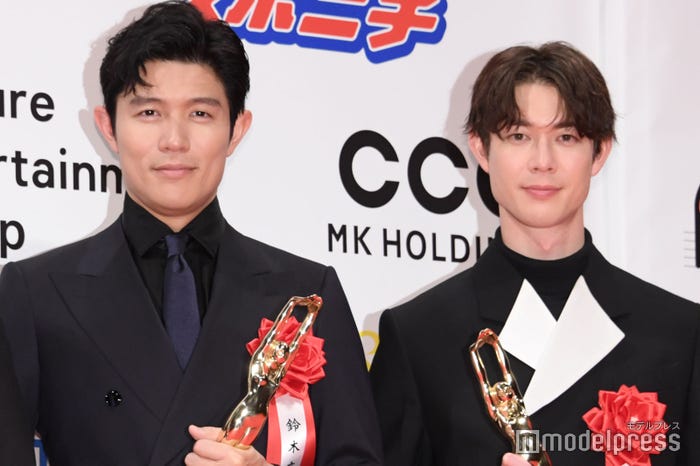 鈴木亮平、宮沢氷魚(C)モデルプレス