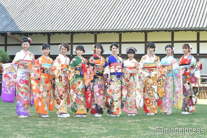 (左から)是永瞳、井頭愛海、岡田結実、小芝風花、吉本実憂、剛力彩芽、本田望結、高橋ひかる、井本彩花、藤田ニコル(にこるん) (C)モデルプレス