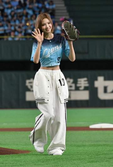 「くびれがすんごいな」東京D降臨の人気美女に騒然 衝撃の美腹筋で可憐投球「大優勝」「ピッチング姿もとてもお美しい」「スタイルエグい」