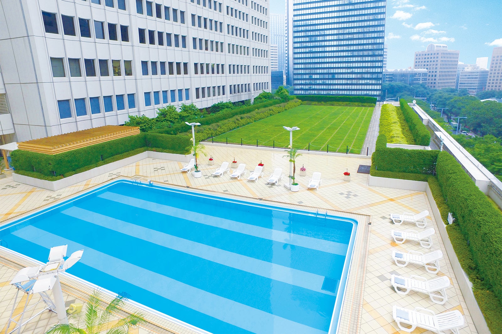 スカイプール／画像提供：京王プラザホテル