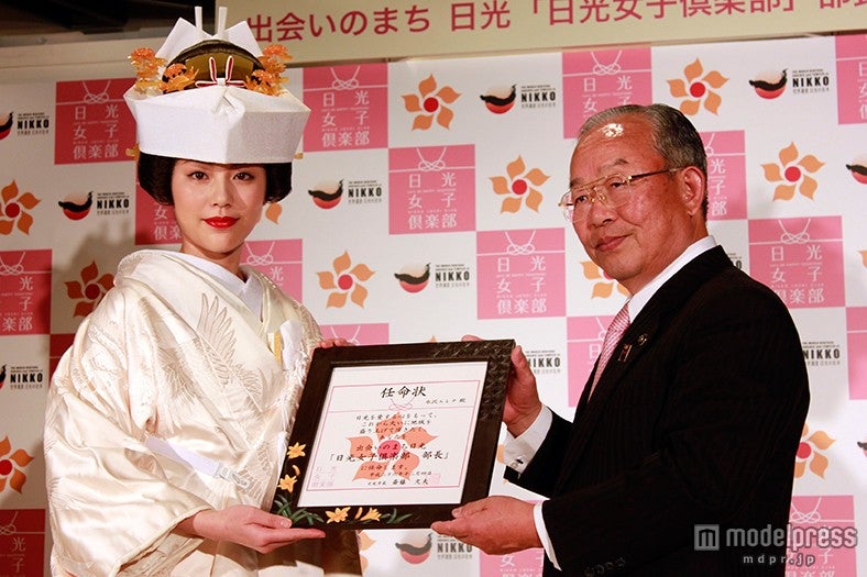 就任式の様子／水沢エレナ（左）