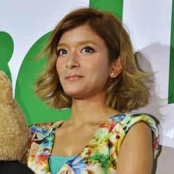 映画「テッド」公開記念イベントに参加したローラ