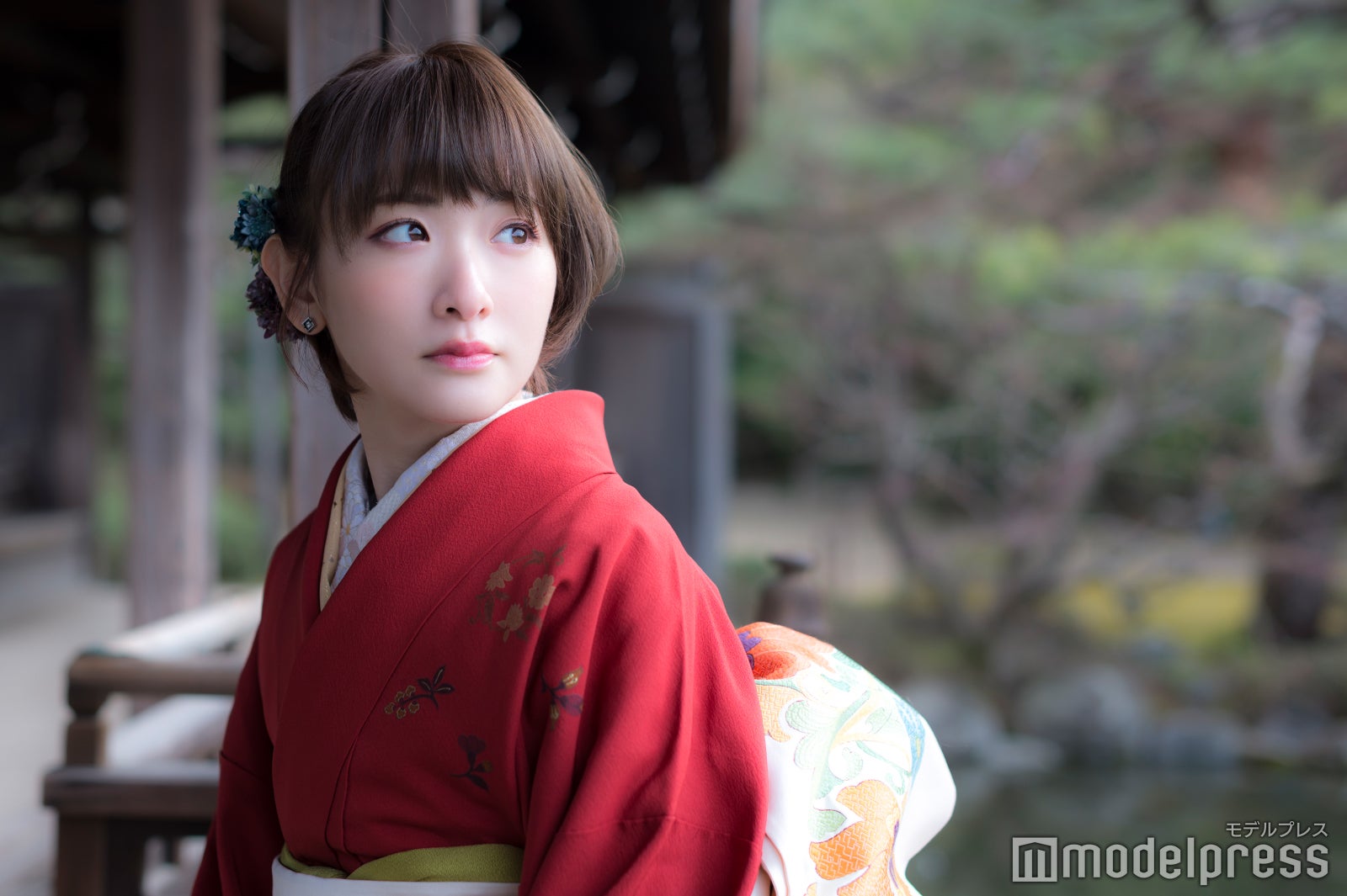 泰平閣に腰をかけて一休み（C）モデルプレス