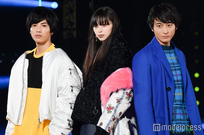 「3人で信号色だ!」と小関裕太(C)モデルプレス