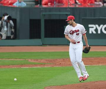 広島 ターノックがまさかのボーク ぬかるむマウンドで滑ったか ボールをリリースできず一回転→ピンチ広げる