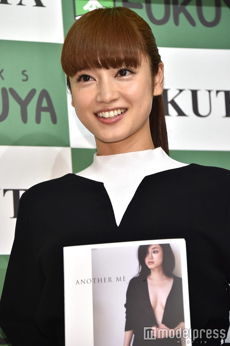 平愛梨 ふっくら美バストの理由は 水着撮影も振り返る 脱いだら モデルプレス 平愛梨 ふっくら美バストの理由は 水着撮影も振り返る 脱いだら モデルプレス