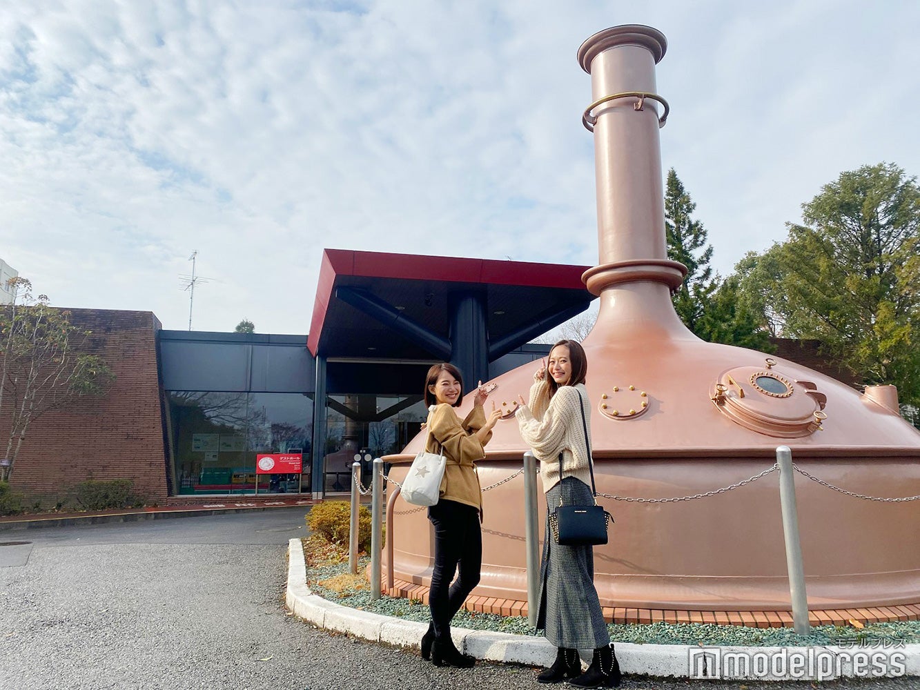 エントランスでパシャリ！（C）モデルプレス