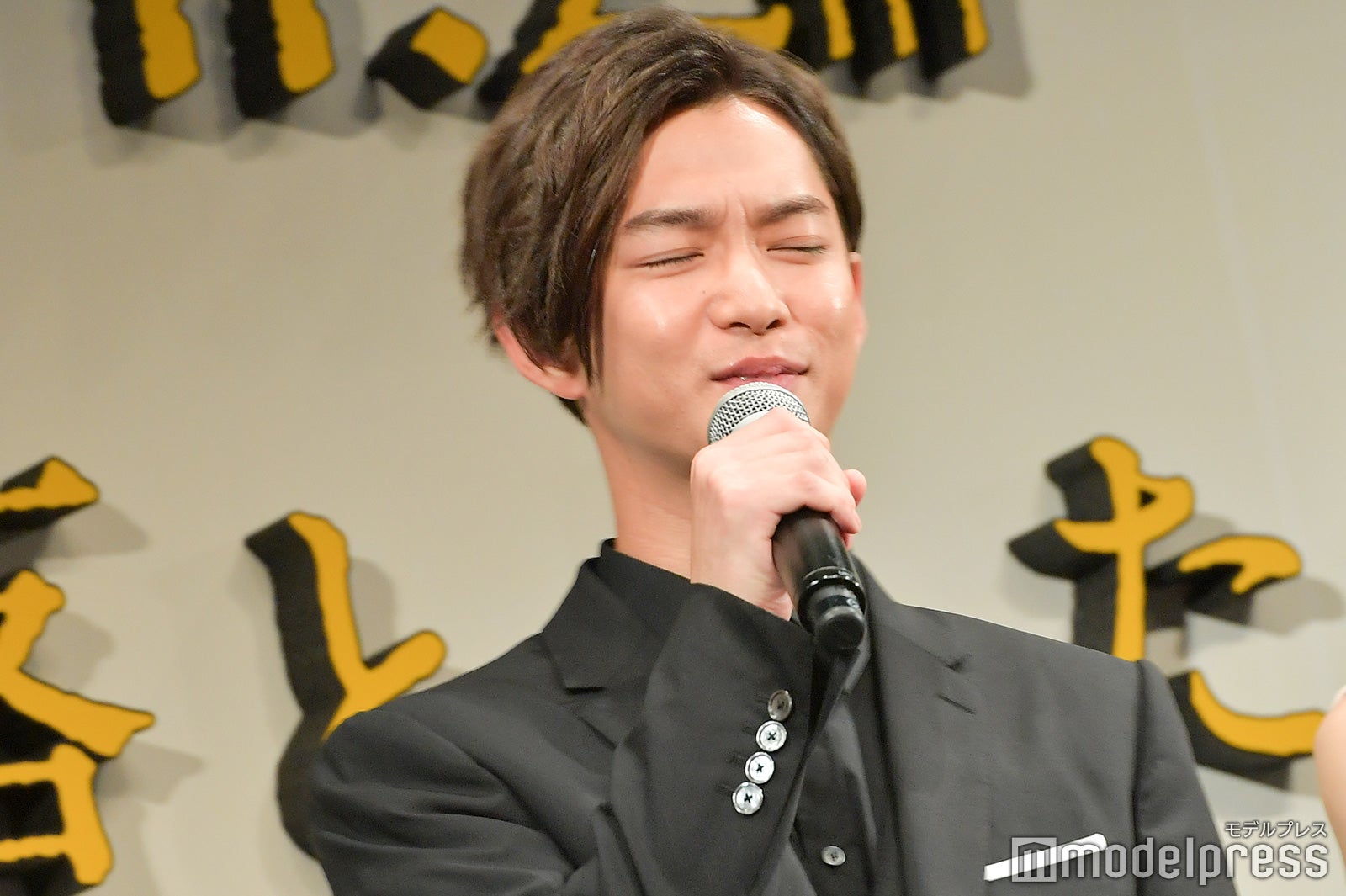 成田の話を恥ずかしそうに聞く千葉雄大 （C）モデルプレス
