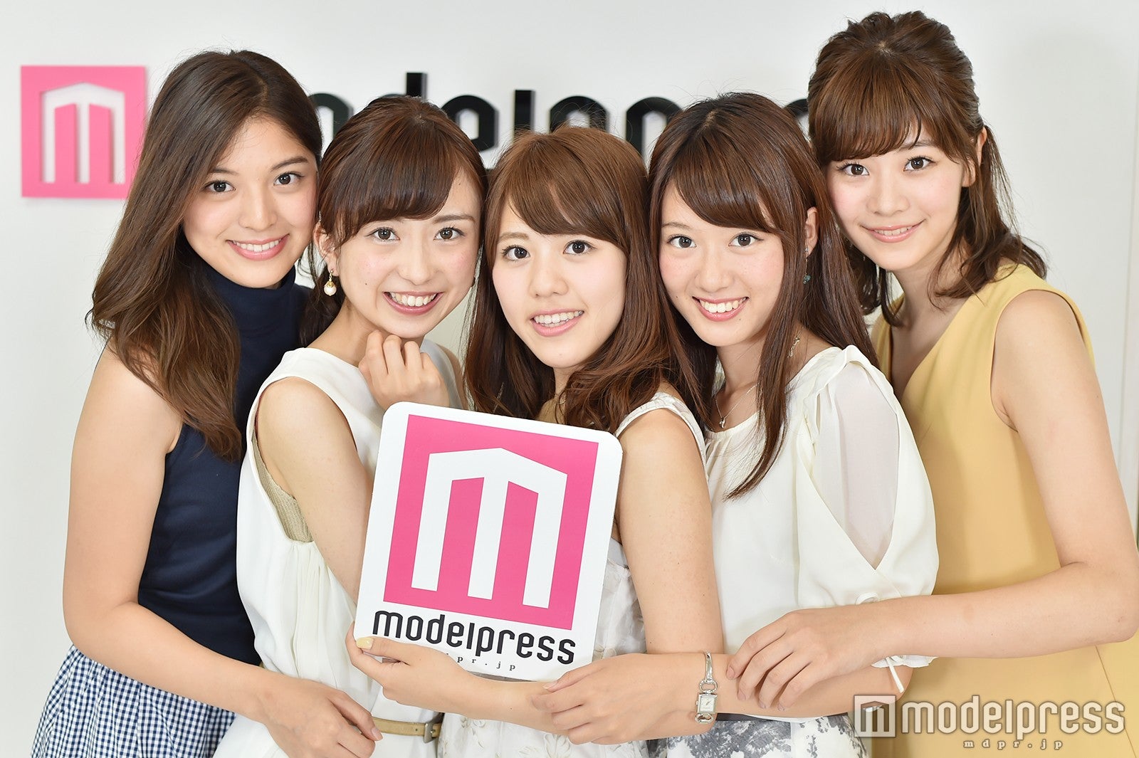 （左から）天野一菜さん、十代田奈菜さん、相澤里咲さん、田中陽南さん、片田亜莉紗さん（C）モデルプレス