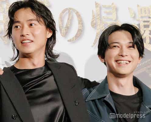 山崎賢人&吉沢亮、“撮影タイム終了後”も笑顔で肩組み 司会からツッコミ飛ぶ【キングダム 大将軍の帰還】