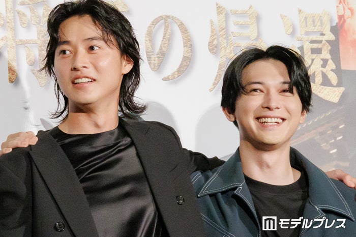 山崎賢人＆吉沢亮、“撮影タイム終了後”も笑顔で肩組み 司会からツッコミ飛ぶ【キングダム 大将軍の帰還】