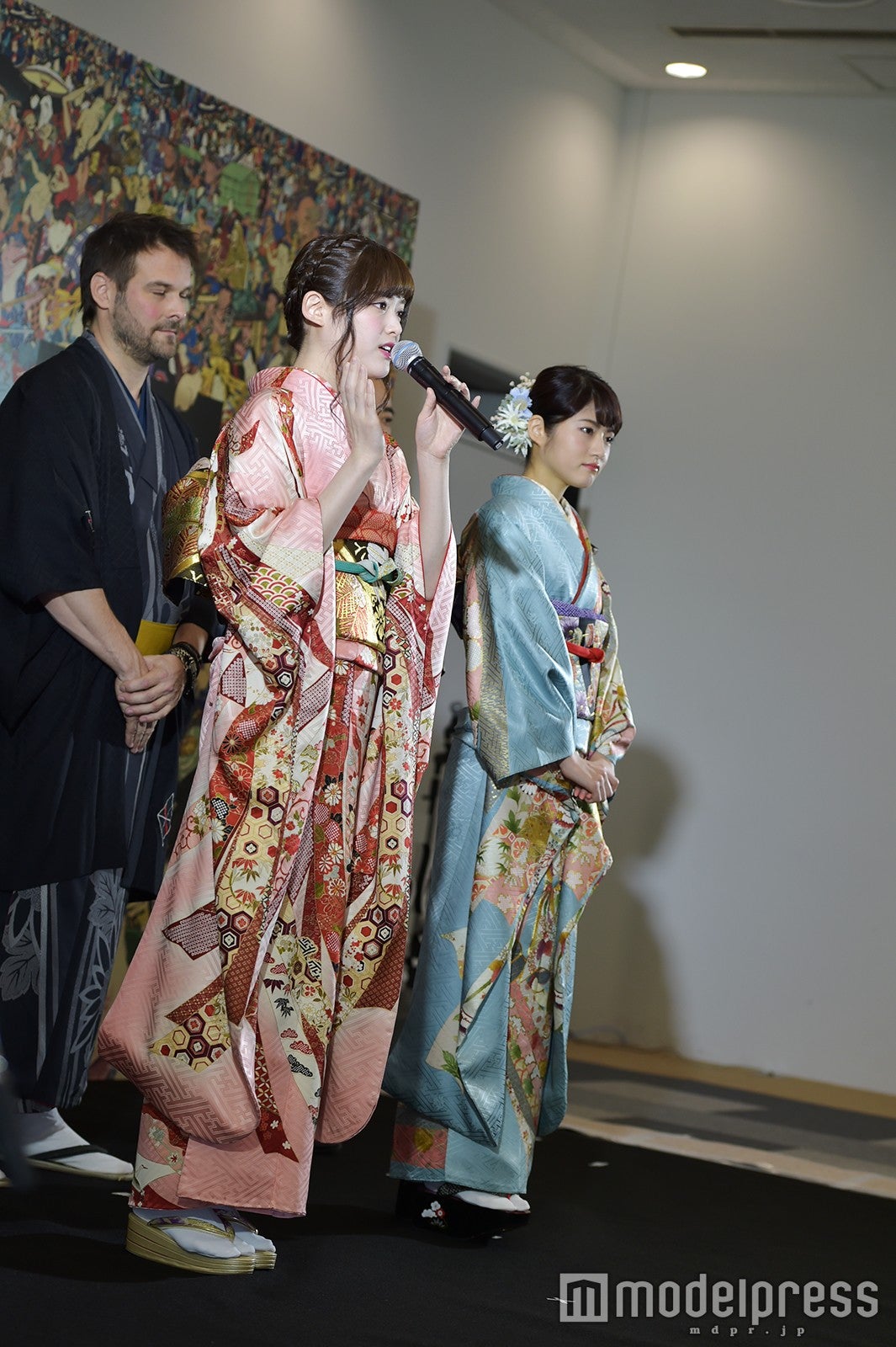 左から：松村沙友理、若月佑美（C）モデルプレス