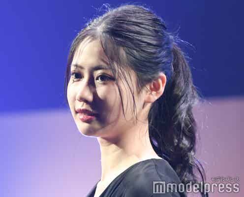 “日本一かわいい女子高生”千葉雪乃、モノトーンスタイルで堂々ランウェイ<TGC teen 2022 Fukuoka>