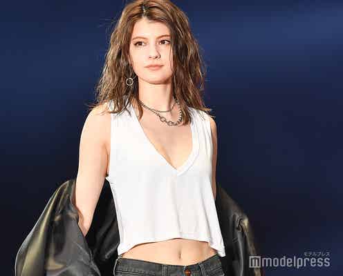 マギー、ジャケット脱いで美谷間&美くびれ披露<TGC2020 S/S>