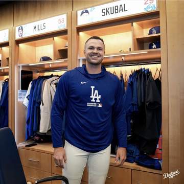 ドジャース合流のスクバル 大谷翔平や山本由伸ら新たな仲間とハグ 球団公式Xが動画投稿 ロバーツ監督「ようこそ！調子はどうだ？」と試合中に歓迎