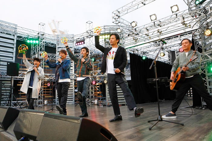 (左から)ゆず・北川悠仁、香取慎吾、草なぎ剛、稲垣吾郎、ゆず・岩沢厚治(C)AbemaTV