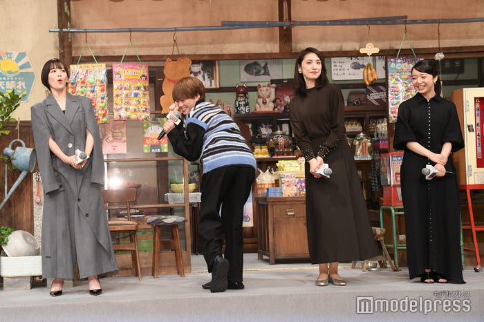 映画舞台挨拶初登壇で自己紹介ギャグ「プリン食べすぎてお尻プリンプリン!」を堂々と披露する大橋和也、一緒にお尻を突き出す天海祐希、笑顔で見守る上白石萌音、「お~!」とリアクションする伊原六花(C)モデルプレス