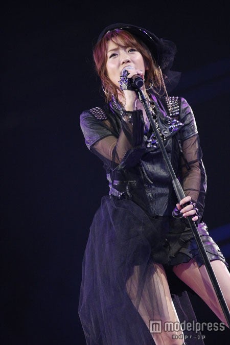 「虫のバラード」を歌唱する高橋みなみ（C）AKS