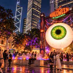 香港で「ハロウィーン・マンス」初開催!街全体がパーティ会場へ変身、⽬⽟のオブジェ&お化けの牢屋などフォトスポット満載
