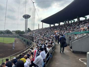 横浜－東海大相模戦は試合開始前から超満員 球場周辺の道路も大渋滞 警備員が「立ち止まらないでください」とアナウンス 高校野球神奈川大会4回戦